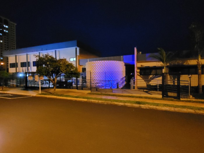 AEAARP ilumina fachada de roxo para a campanha #Todoscontraahanseníase