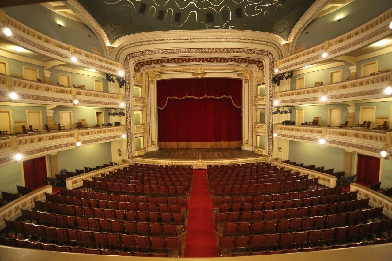 Minczuk rege 9ª de Beethoven com Sinfônica de Ribeirão Preto e coro no Theatro Pedro II