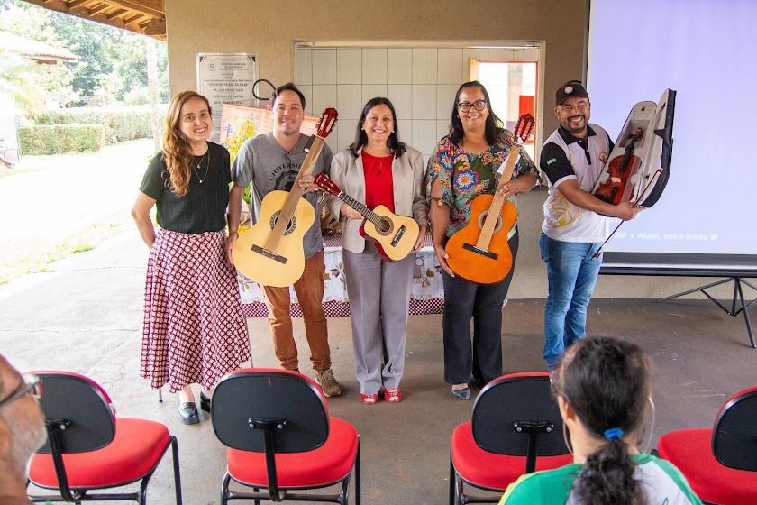 Projeto cultural entrega instrumentos musicais no Dia Nacional do Surdo