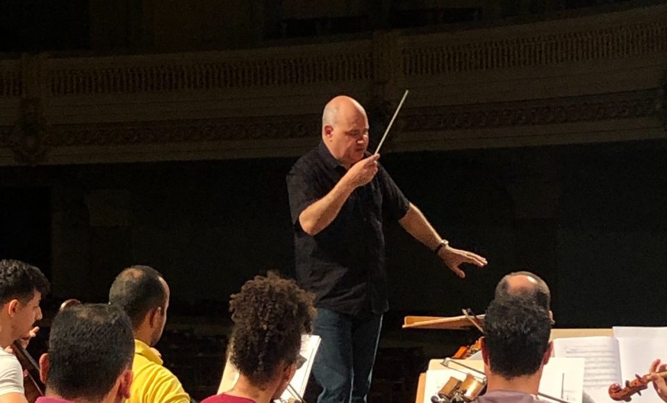 Sinfônica de Ribeirão Preto recebe Claudio Cruz na série Concertos Especiais