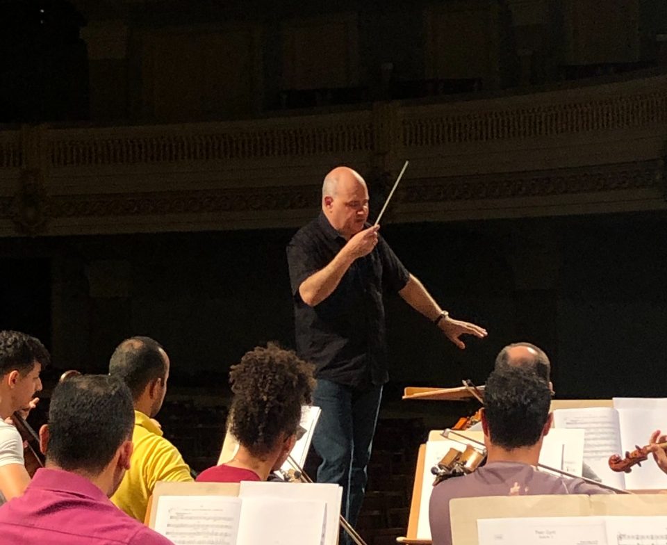 Sinfônica de Ribeirão Preto recebe Claudio Cruz na série Concertos Especiais