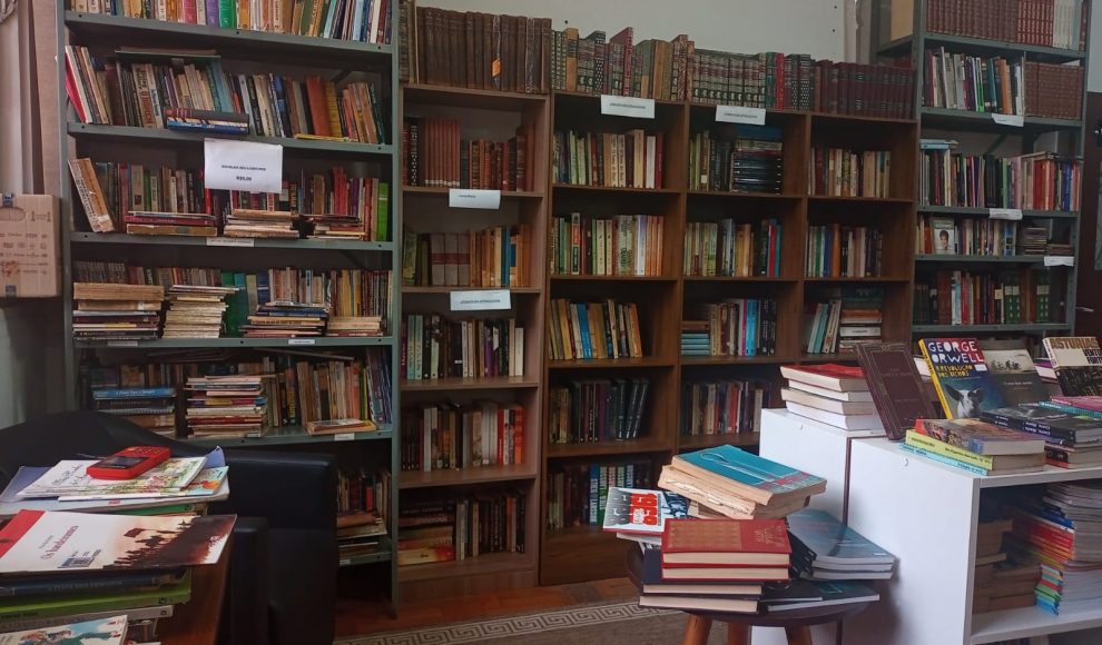 Biblioteca Padre Euclides promove feira com centenas de livros