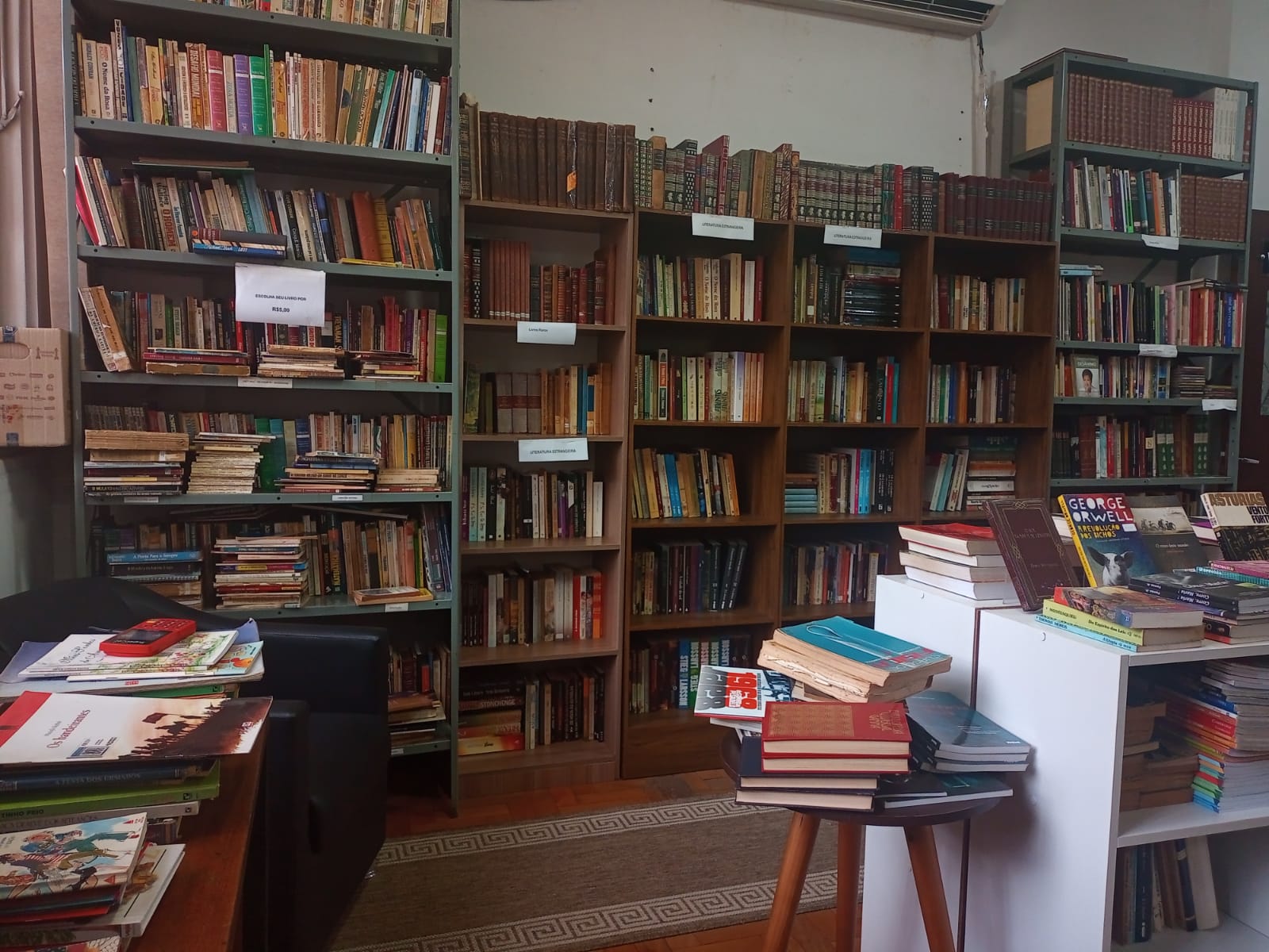 Biblioteca Padre Euclides promove feira com centenas de livros