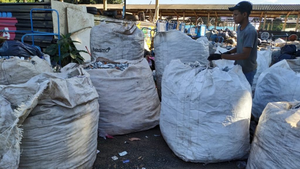 Bags de blister prontos para embarque de Ribeirão Preto para o interior do Paraná onde serão reciclados