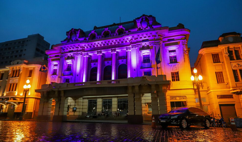 Theatro Pedro II ilumina fachada de roxo para a campanha Todos contra a Hanseníase