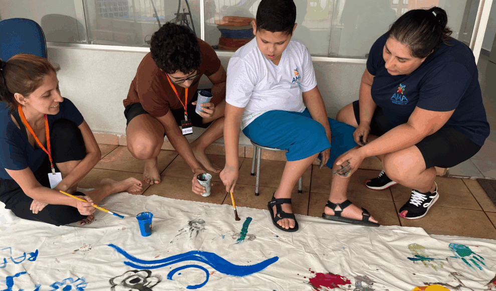 Projeto oferece 90 vagas em oficinas de teatro, música, dança e artes visuais para crianças e adolescentes com deficiência intelectual e/ou TEA