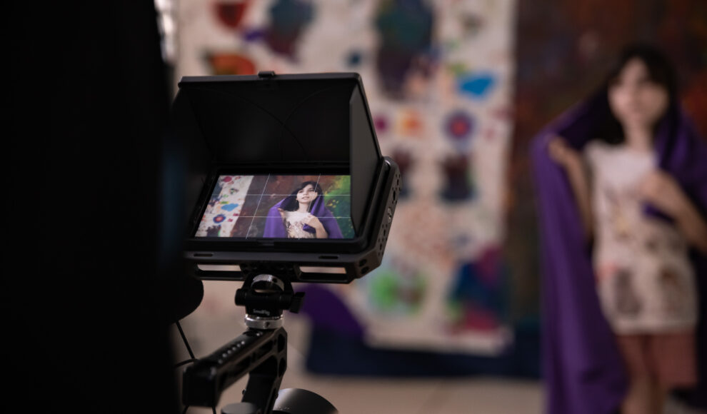 Curta mostra o impacto da arte na relação entre educadores e pessoas com deficiência intelectual e TEA