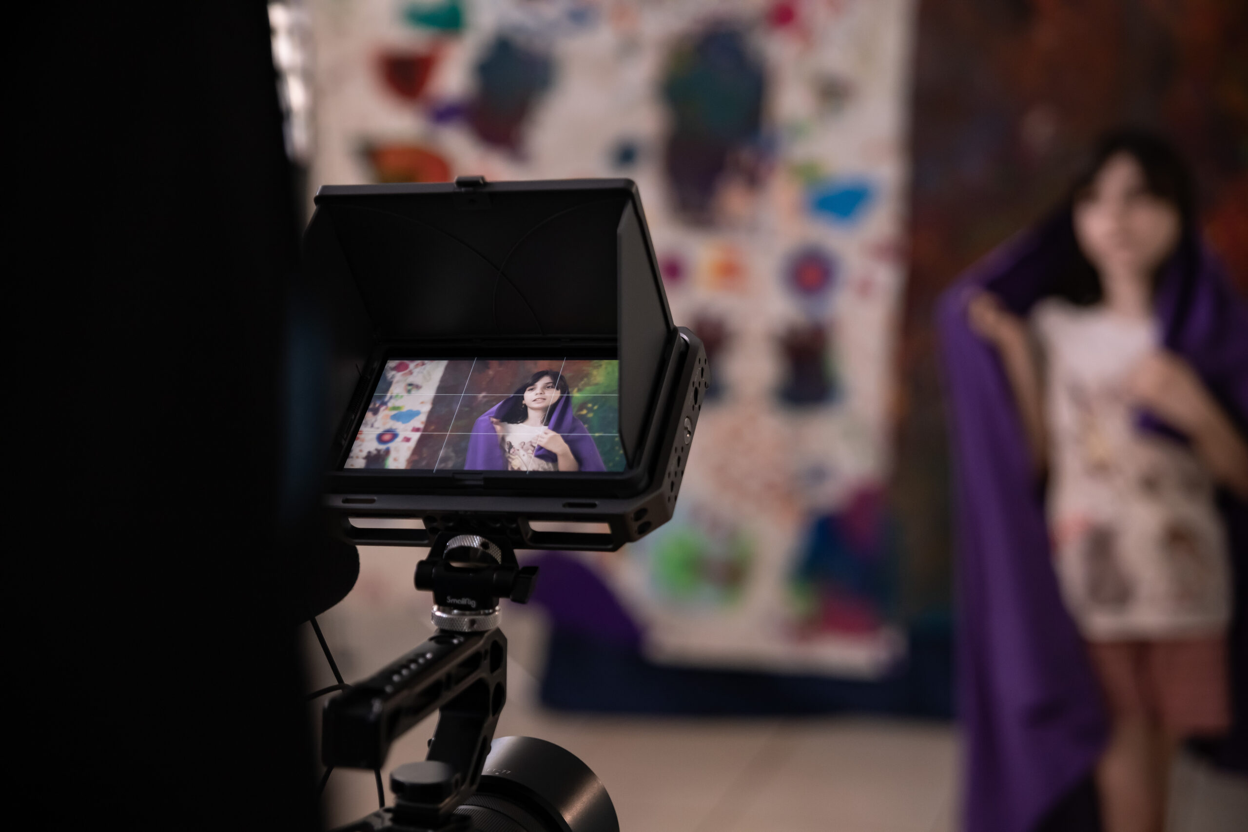 Curta mostra o impacto da arte na relação entre educadores e pessoas com deficiência intelectual e TEA